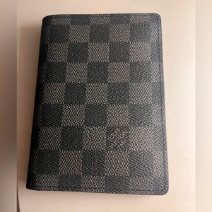 Passport cover in 
Damier Graphite Canvas